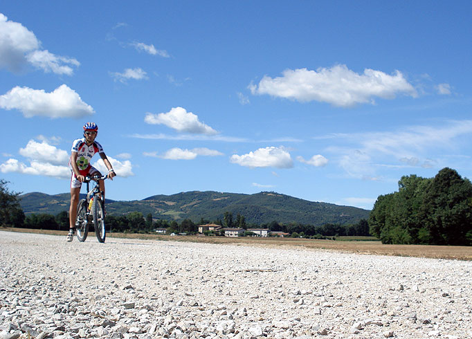 From Umbertide to Montone along the Tiber river