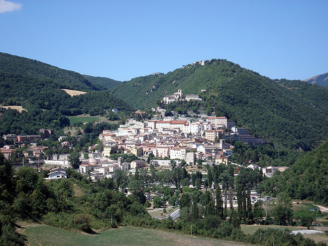Cascia: prairies et bois dans les montagnes de Santa Rita