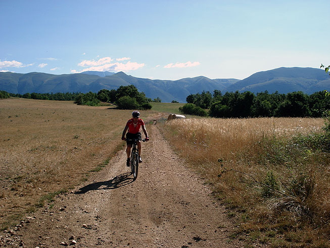 Cascia: prairies et bois dans les montagnes de Santa Rita