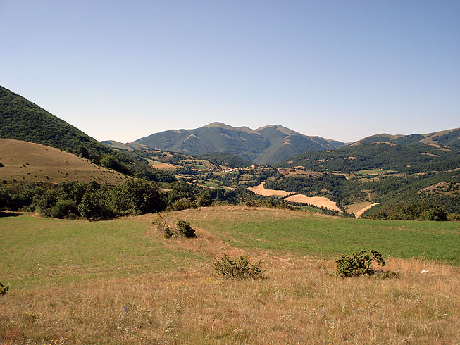 Cascia: prairies et bois dans les montagnes de Santa Rita