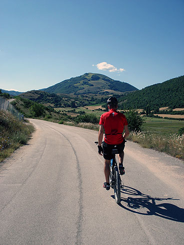 Cascia: prairies et bois dans les montagnes de Santa Rita