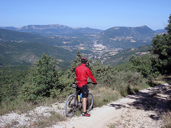 Cascia: prairies et bois dans les montagnes de Santa Rita