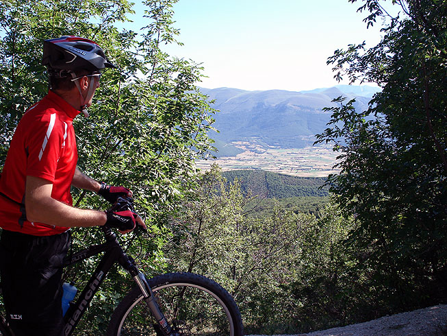 Cascia: prairies et bois dans les montagnes de Santa Rita