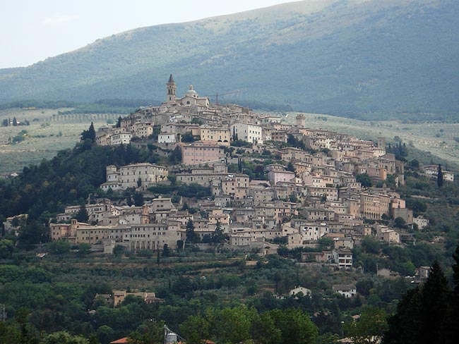 Cycling along the Umbria Valley cycle path between Trevi and Spoleto