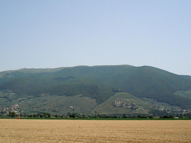 Cycling along the Umbria Valley cycle path between Trevi and Spoleto
