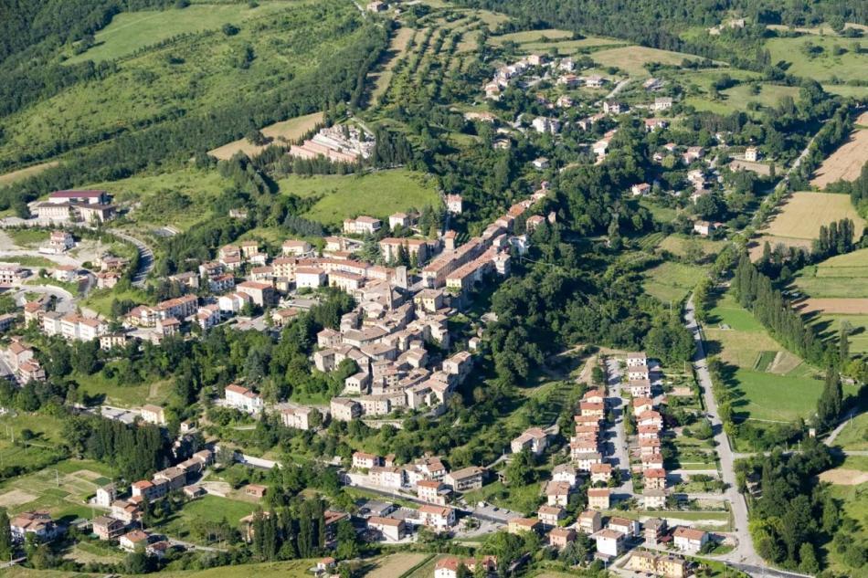 Titolo: Pietralunga, borgo antico che domina la valle del Carpinella