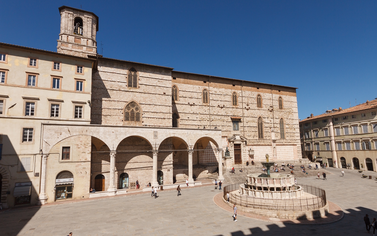 Piazza IV Novembre in Perugia mit der Fontana Maggiore und der Seitenfassade des Doms San Lorenzo.