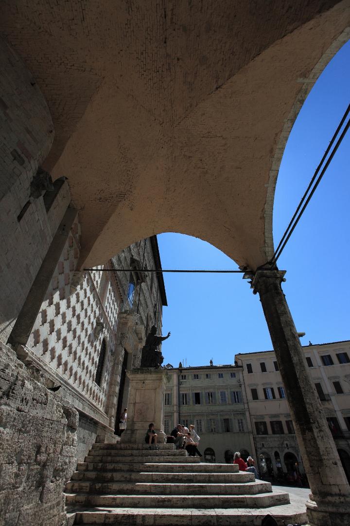 Detail of the steps from Piazza IV Novembre leading to the main portal of San Lorenzo Cathedral’s majestic façade.