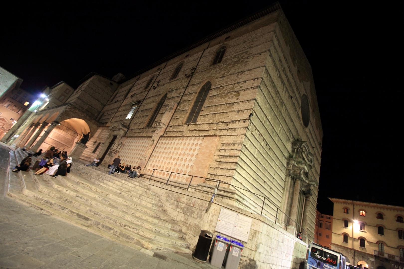 Exterior of San Lorenzo Cathedral with its unfinished white and red marble façade and the main entrance steps.