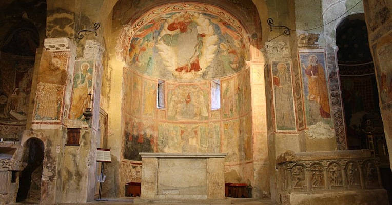 Dettaglio interno della chiesa dell’Abbazia di San Pietro in Valle