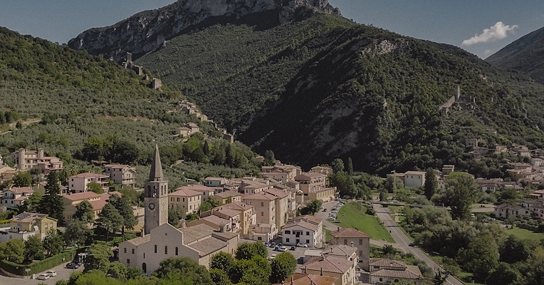 Borgo di Ferentillo con panoramica sulle rocche di Precetto e Matterella.
