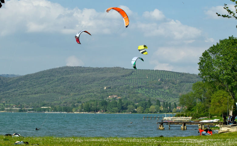 Un voyage en camping-car à travers des paysages d'eau et des villes souterraines