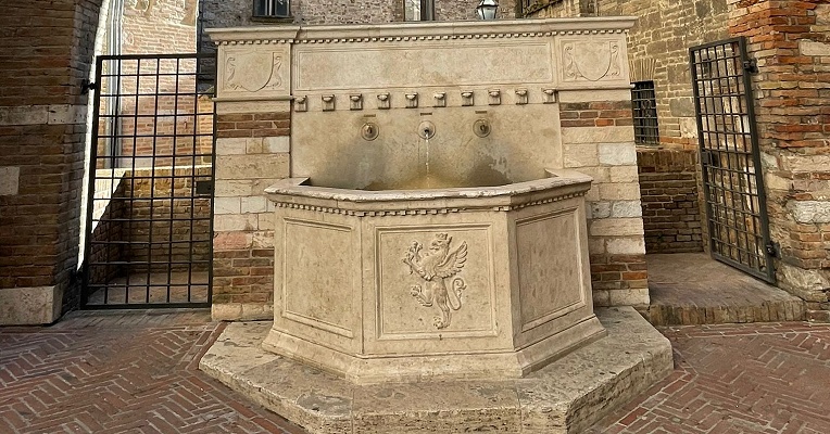 Fountain in Via Maestà delle Volte