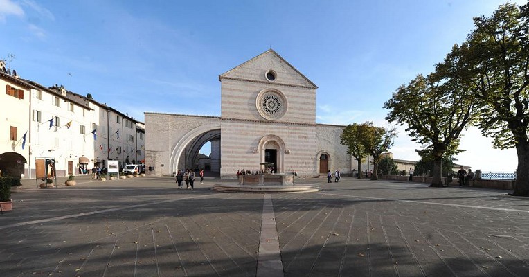 LA BASILICA DI SANTA CHIARA