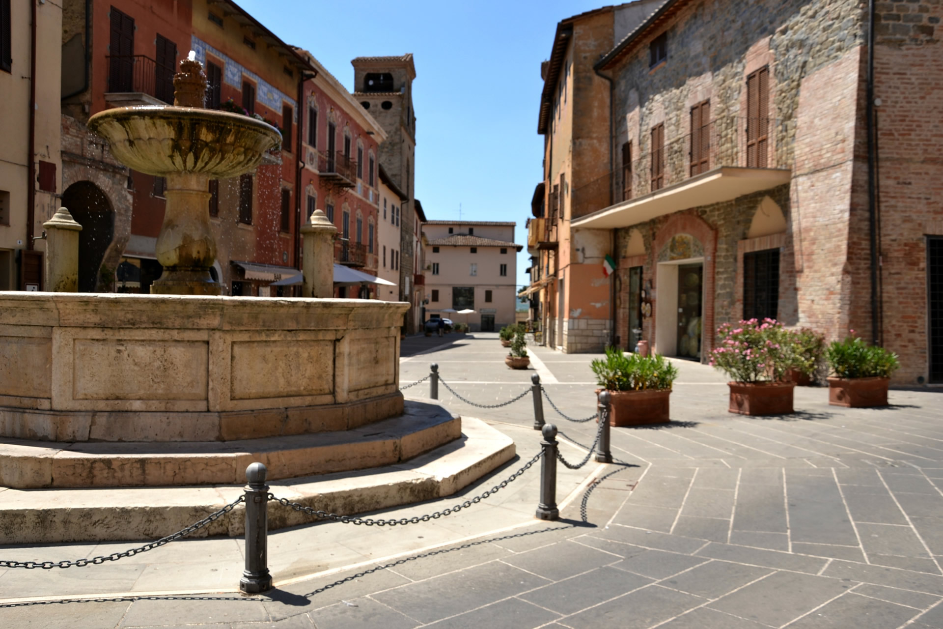 Torgiano and Deruta among wine and majolicas