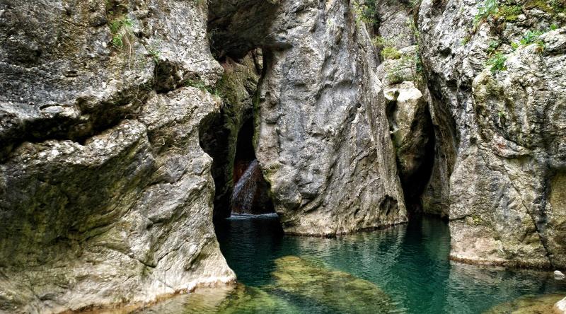 From Todi to Orvieto, through Spoleto and Parrano: discovering the natural Umbrian caves