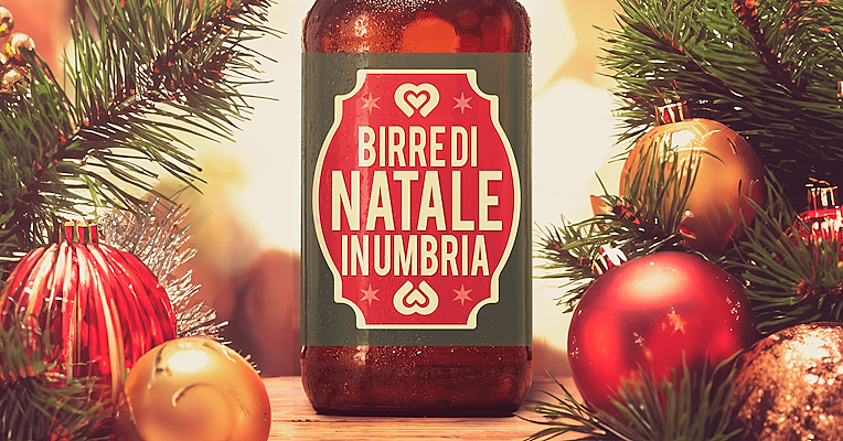 una bottiglia di birra con etichetta natalizia
