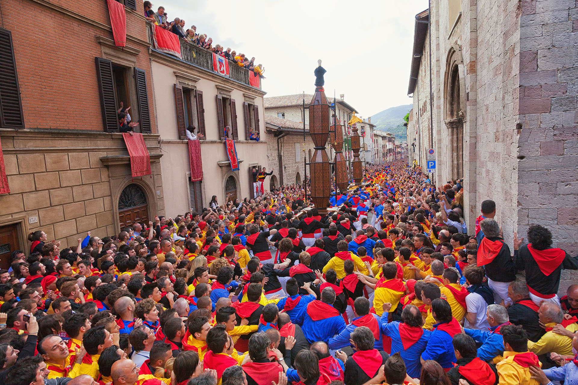 Festa dei Ceri in Gubbio: Kerzen in der Mitte einer Straße in Gubbio inmitten der Menge