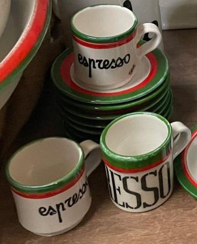 Ausgestellte Kaffeetassen in Città di Castello