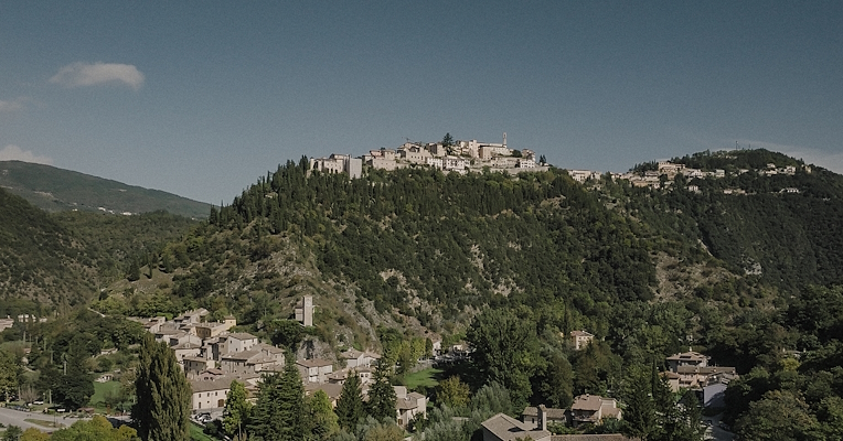 Vista panoramica di Cerreto di Spoleto, posto in alto rispetto alla sottostante Borgo Cerreto, immerse nel verde
