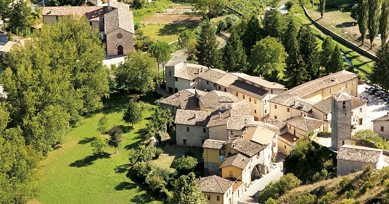 Vista panoramica di Borgo Cerreto di Spoleto, con edifici storici, chiese e torri d’avvistamento