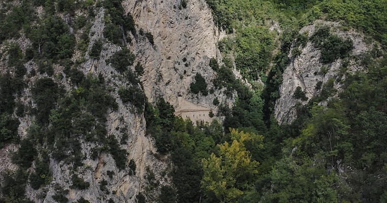 Scorcio dell’eremo rupestre della Madonna della Stella, incastonato tra picchi rocciosi e verdi boschi