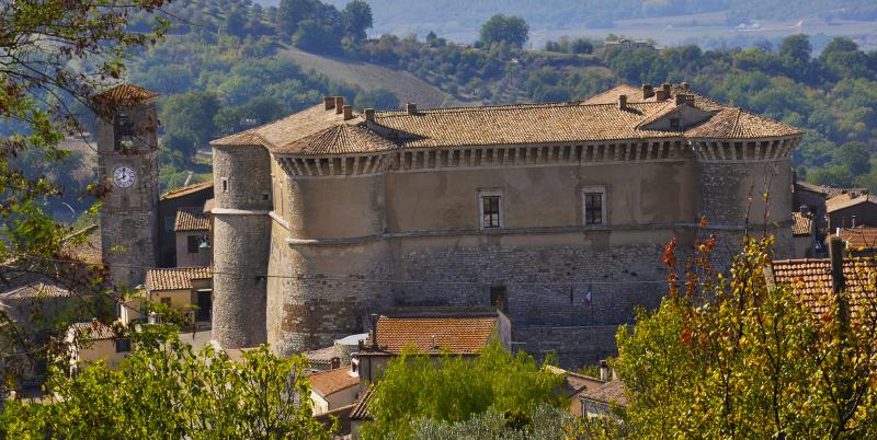 Vue de la Rocca d’Alviano, majestueuse forteresse médiévale entourée du bourg et des collines ombriennes.