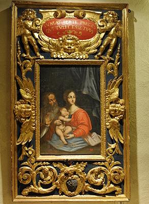 Opera manierista del XVI secolo raffigurante la Sacra Famiglia, incorniciata in una splendida cornice originale decorata a foglia d’oro.