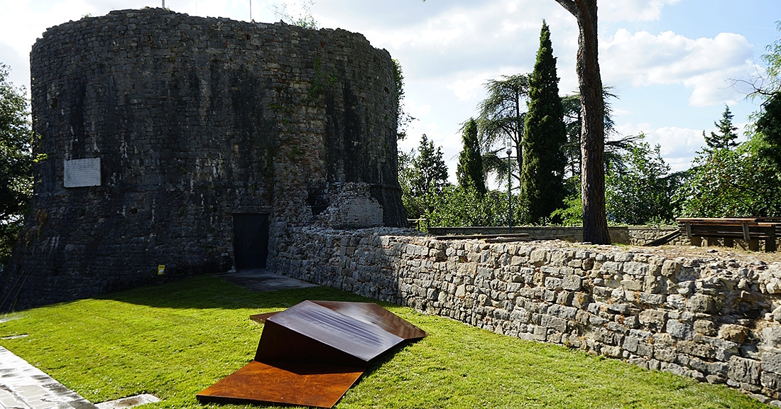 Überreste des Bergfrieds und der Umfassungsmauern der Rocca Albornoziana in Todi, mit einer Skulptur von Beverly Pepper