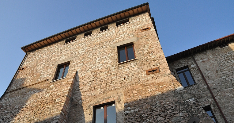 Blick von unten auf den Palazzo Baglioni in Spello, in den die Festung Albornoz von Spello integriert wurde, die heute ein Bildungsinstitut beherbergt