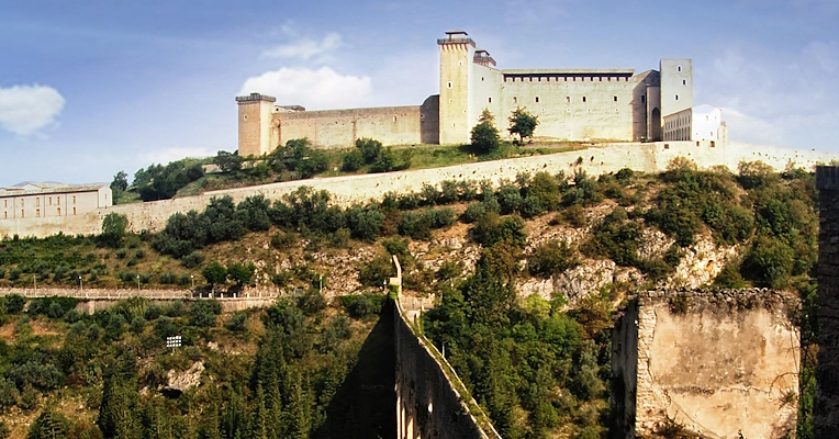 Die mächtige Festung über der Stadt Spoleto, erbaut von Kardinal Albornoz auf dem Hügel Sant’Elia, mit der Ponte delle Torri darunter