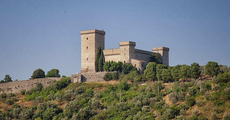 Die von Kardinal Albornoz errichtete Festung in der Stadt Narni, eine Verteidigungsgarnison zur Kontrolle der Via Flaminia, die an ihrem Fuß vorbeiführt.