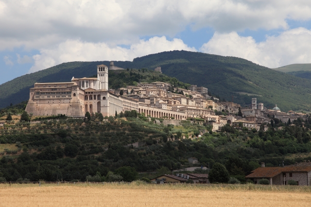 Blick auf die Stadt Assisi und die Basilika San Francesco