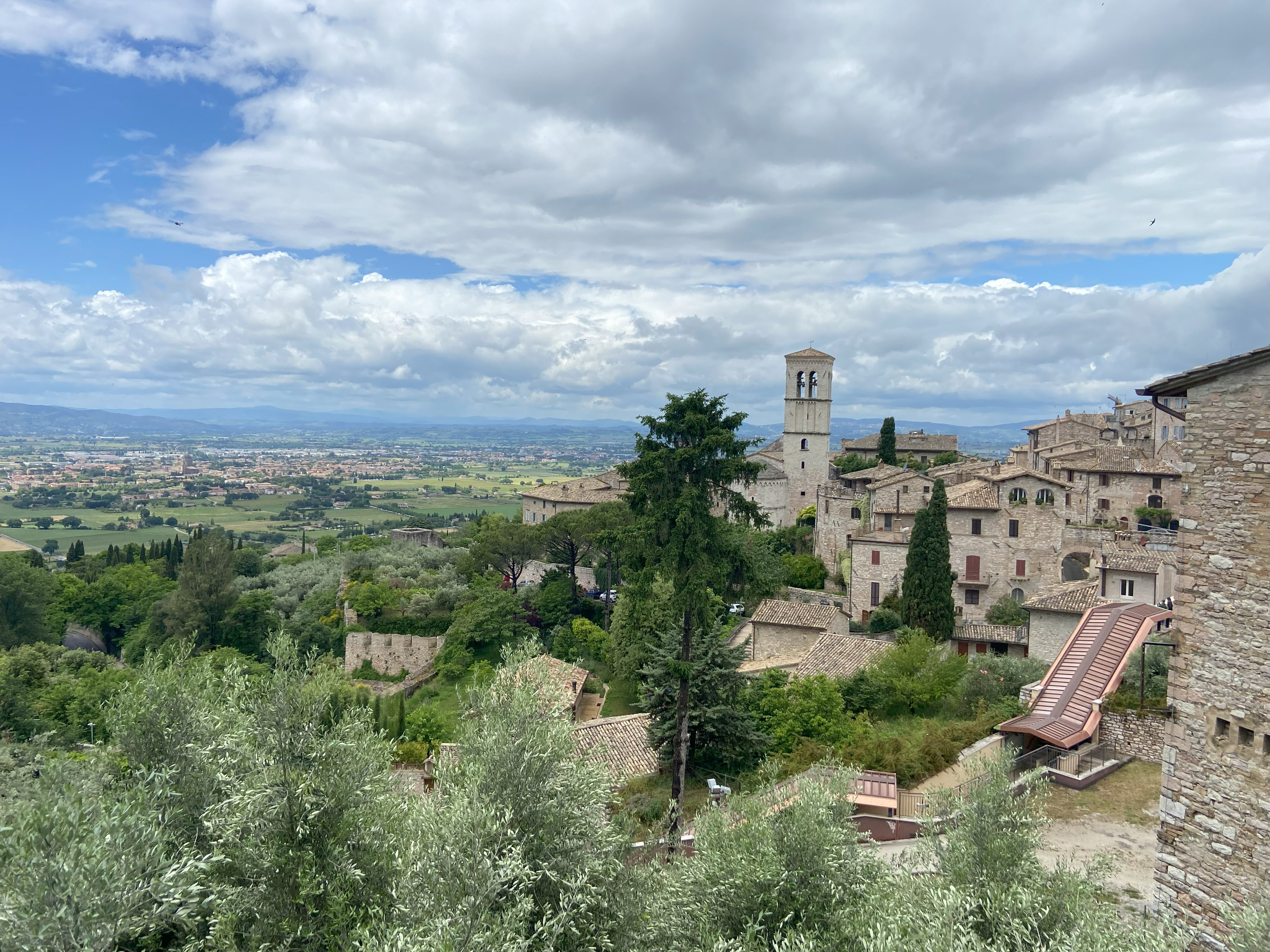 Panorama über das umbrische Tal mit Blick von Assisi.