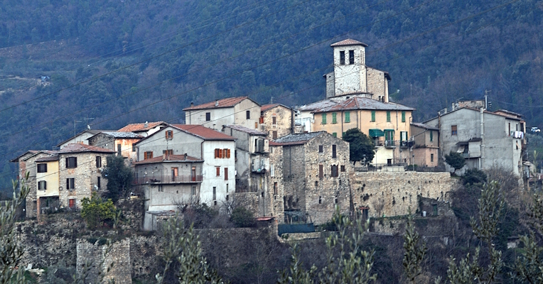 Vista per paese di Papigno, borgo arroccato su un’altura