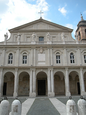Die Fassade der Kathedrale Santa Maria Assunta in Terni, mit dem Säulengang und den Statuen der Bischöfe von Terni, die das obere Stockwerk dominieren