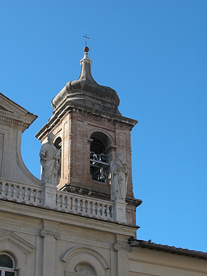 Nahaufnahme des Glockenturms der Kathedrale Santa Maria Assunta in Terni, mit der barocken Kuppel und zwei Bischofsstatuen an den Seiten auf einer Balustrade.