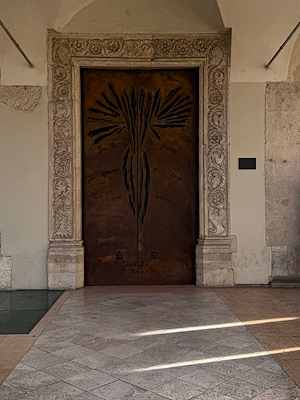 Steinportal der Kathedrale Santa Maria Assunta in Terni, mit Pflanzen- und Tiermotiven verziert