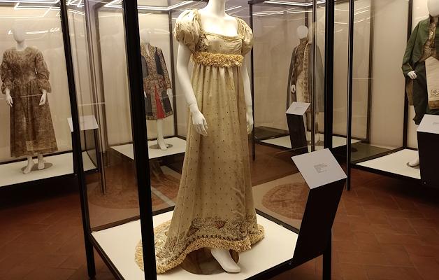 Vestito di Alexandrine Bonaparte, bianco a pois neri con ampio scollo e strascico