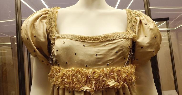 Vestito di Alexandrine Bonaparte, bianco a pois neri con ampio scollo e strascico