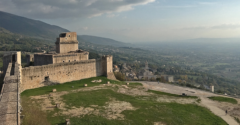 Die Festung Rocca Maggiore mit der Stadt Assisi darunter. Im Hintergrund das Umbrische Tal und der Monte Subasio