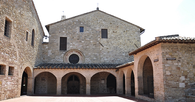 Platz vor der Kirche San Damiano in Assisi, mit steinernem Innenhof, Bögen und Säulengang, im mittelalterlichen Stil
