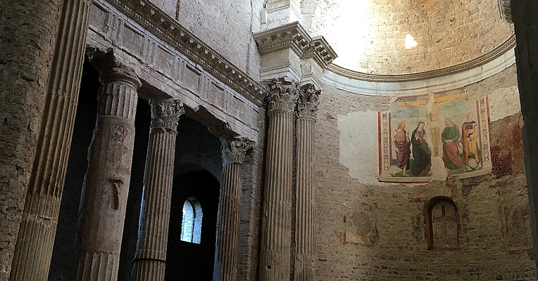 Interno della chiesa di San Salvatore con abside e colonne di spoglio