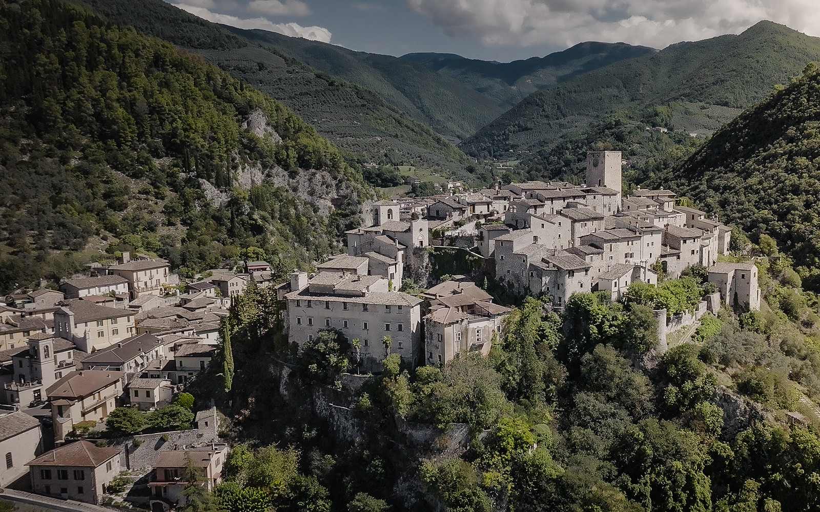 Vue d'Arrone, village médiéval perché sur une colline entourée de montagnes.
