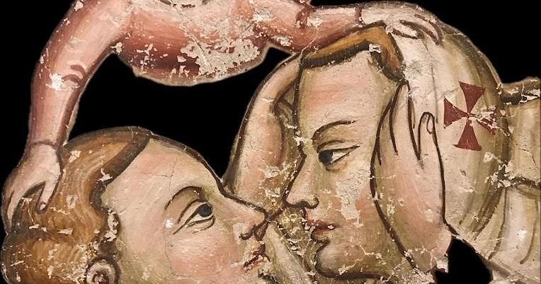 Dettaglio di affresco raffigurante due penitenti incappucciati che si guardano negli occhi, nella Processione dei Bianchi.