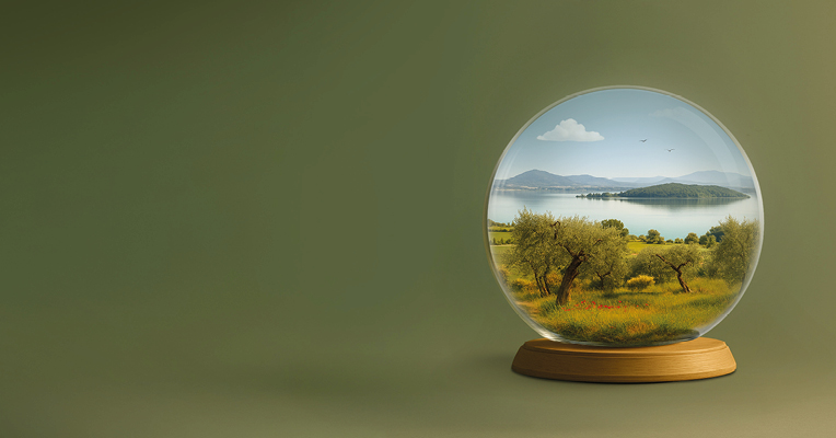 Composizione artistica che evoca la bellezza del territorio lacustre: il lago Trasimeno e una delle sue isole racchiusi in una sfera di cristallo.