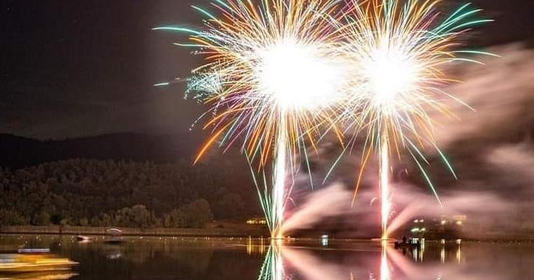 Nachthafenspanorama mit Feuerwerk