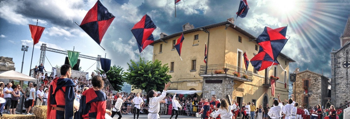 photograph of a Palio day with flag-throwers