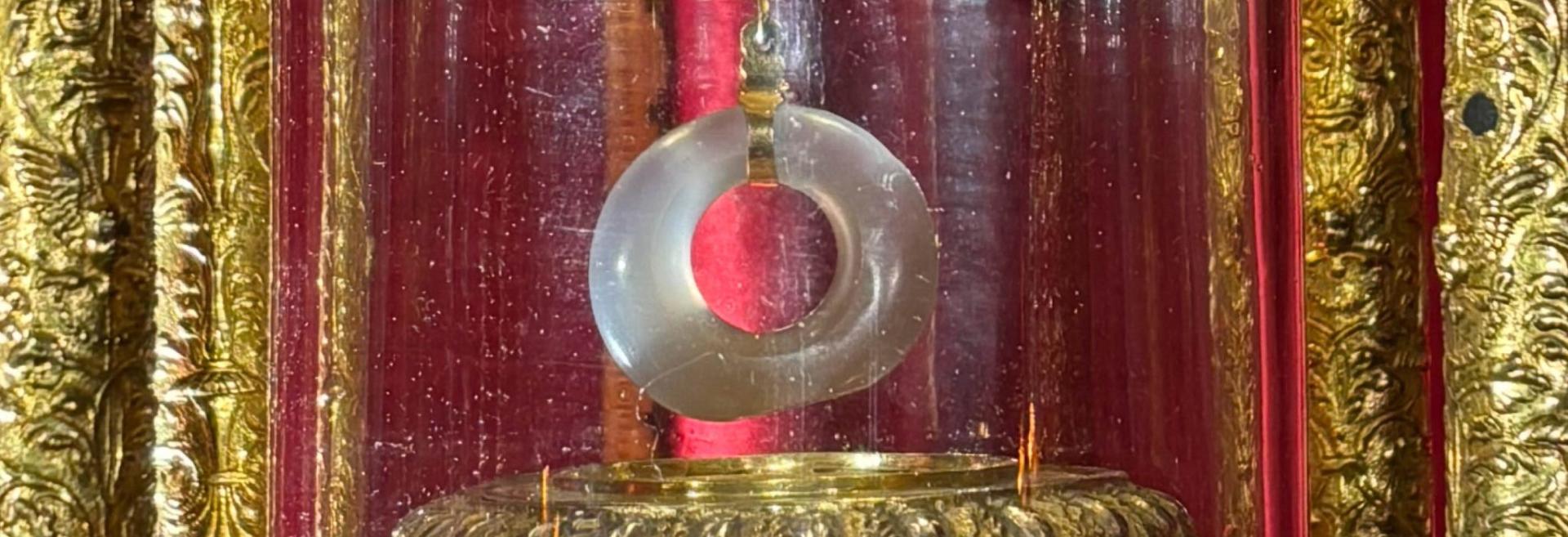 Photograph of the Holy Ring