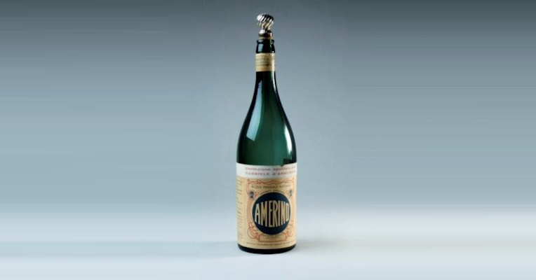Personalisierte Acqua-Amerino-Flasche für Gabriele D’Annunzio. Archiv: Stiftung Il Vittoriale degli Italiani.